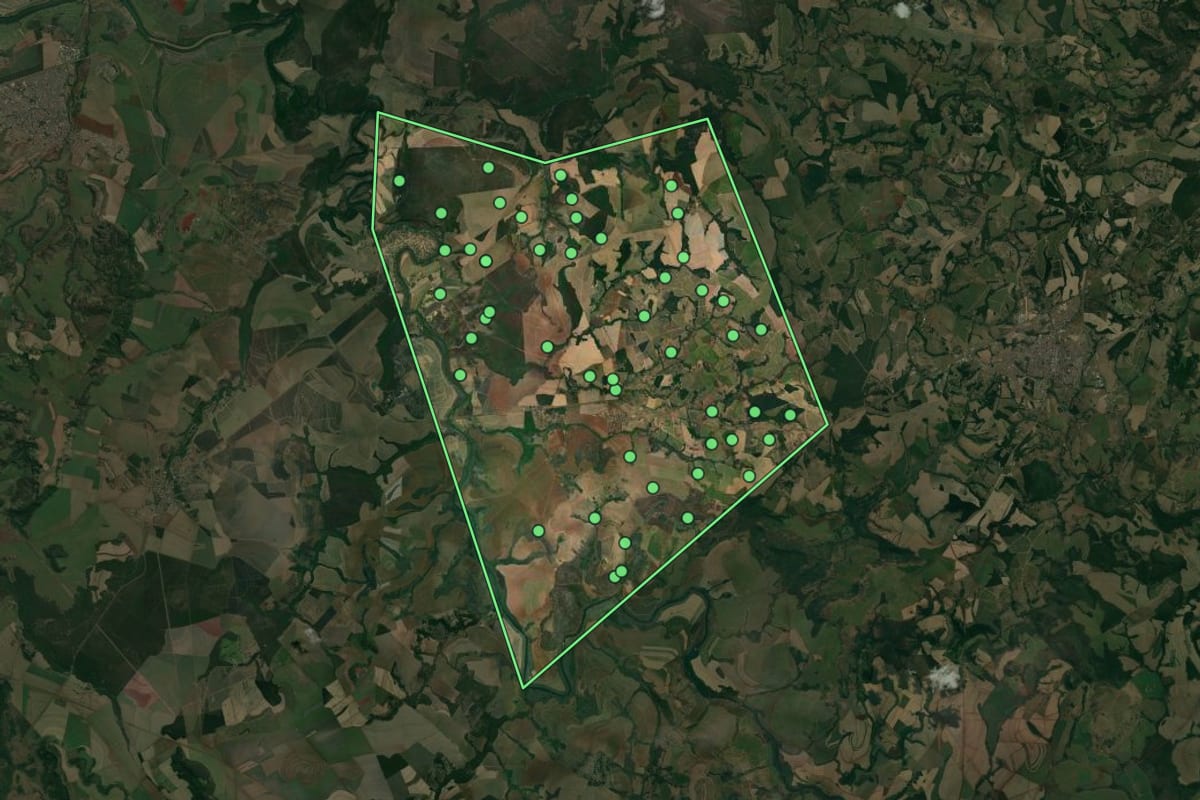 Imagem de satélite de Santa Cruz da Esperança (SP), com o contorno do município e a posição dos imóveis desta página.