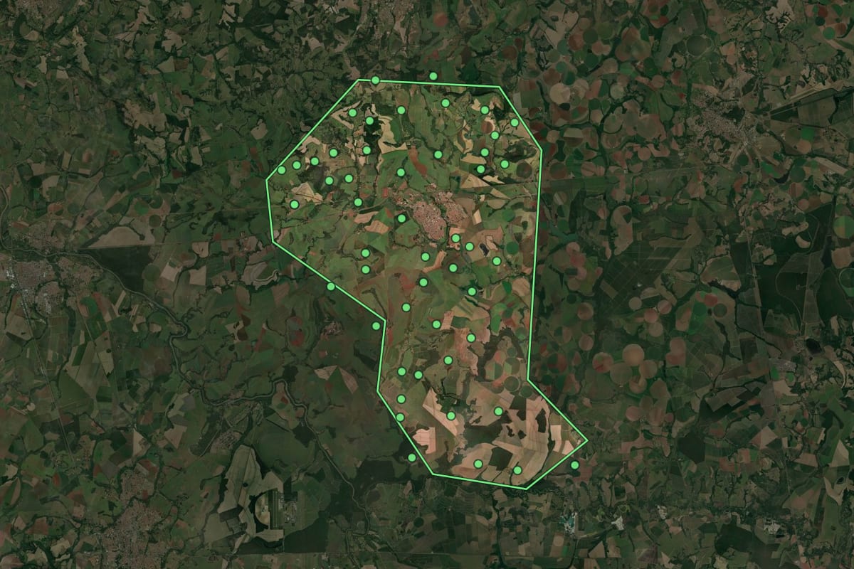 Imagem de satélite de Santa Cruz das Palmeiras (SP), com o contorno do município e a posição dos imóveis desta página.