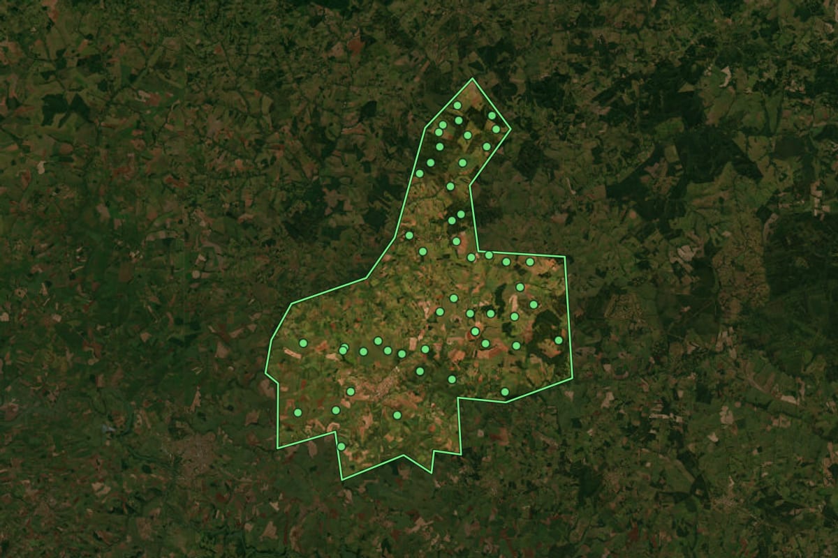 Imagem de satélite de Santa Cruz do Rio Pardo (SP), com o contorno do município e a posição dos imóveis desta página.