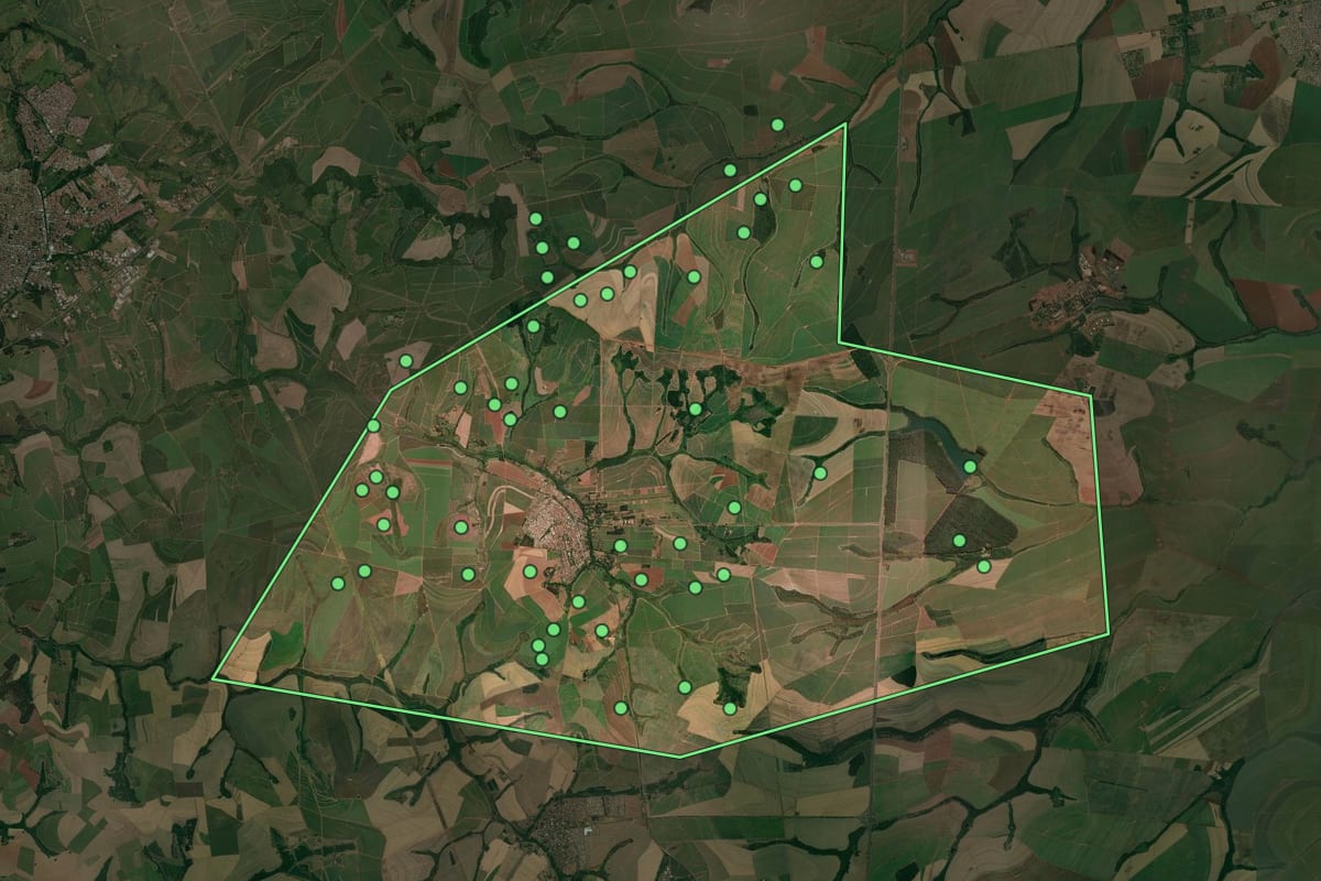 Imagem de satélite de Santa Ernestina (SP), com o contorno do município e a posição dos imóveis desta página.