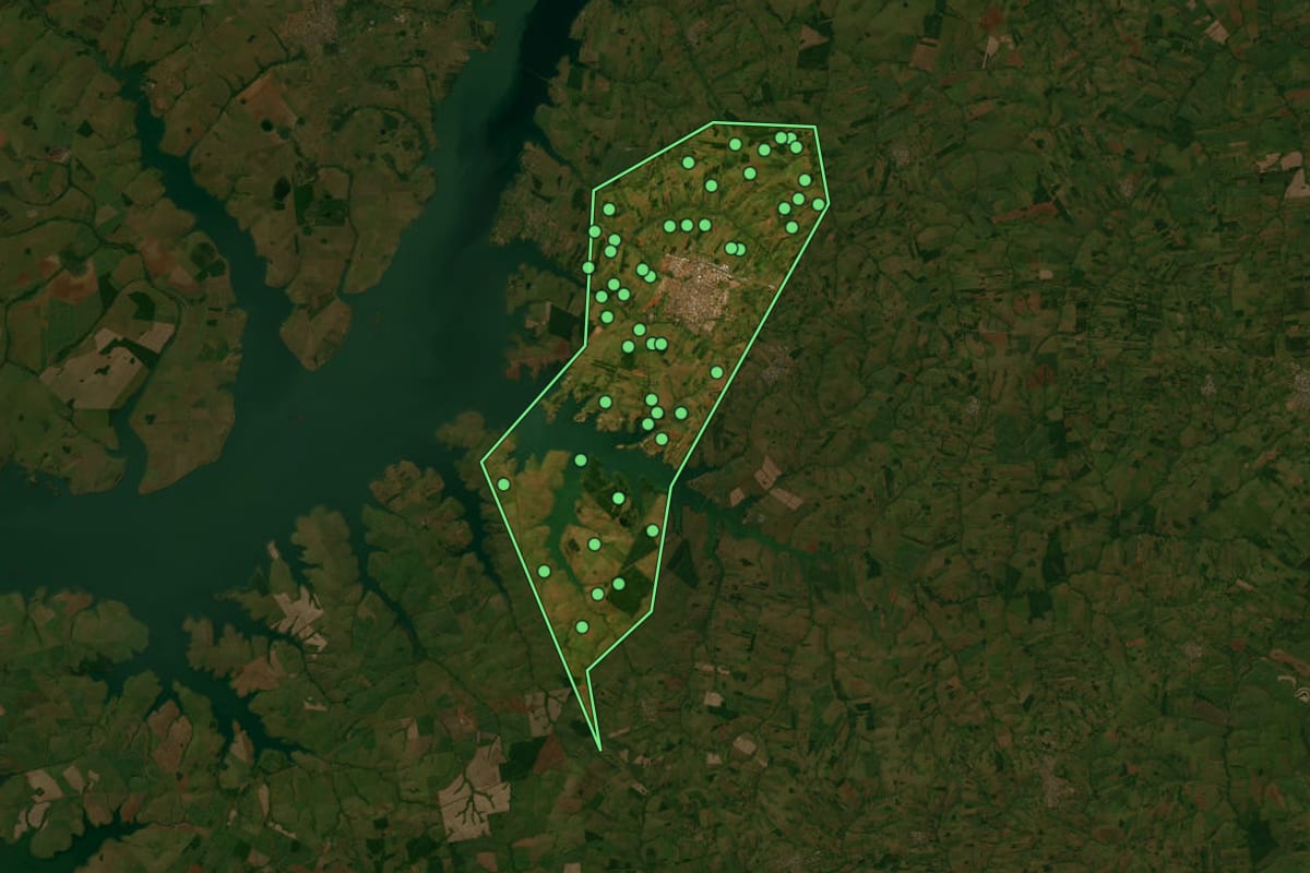 Imagem de satélite de Santa Fé do Sul (SP), com o contorno do município e a posição dos imóveis desta página.