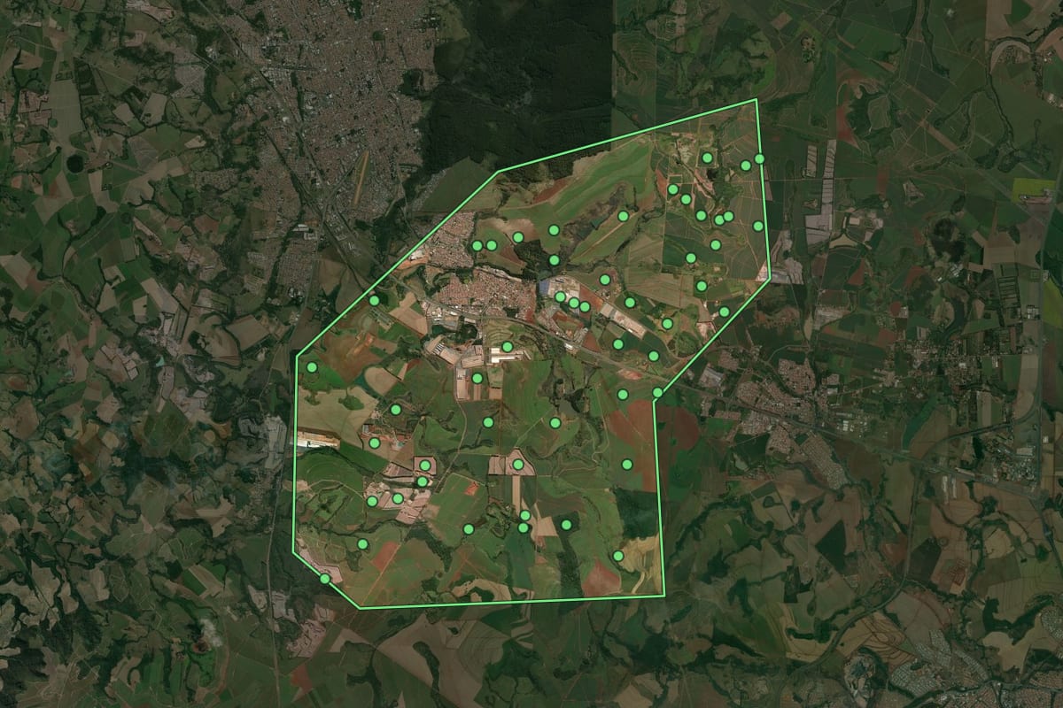 Imagem de satélite de Santa Gertrudes (SP), com o contorno do município e a posição dos imóveis desta página.