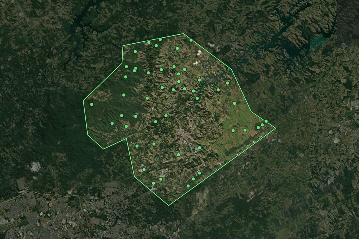 Imagem de satélite de Santa Isabel (SP), com o contorno do município e a posição dos imóveis desta página.