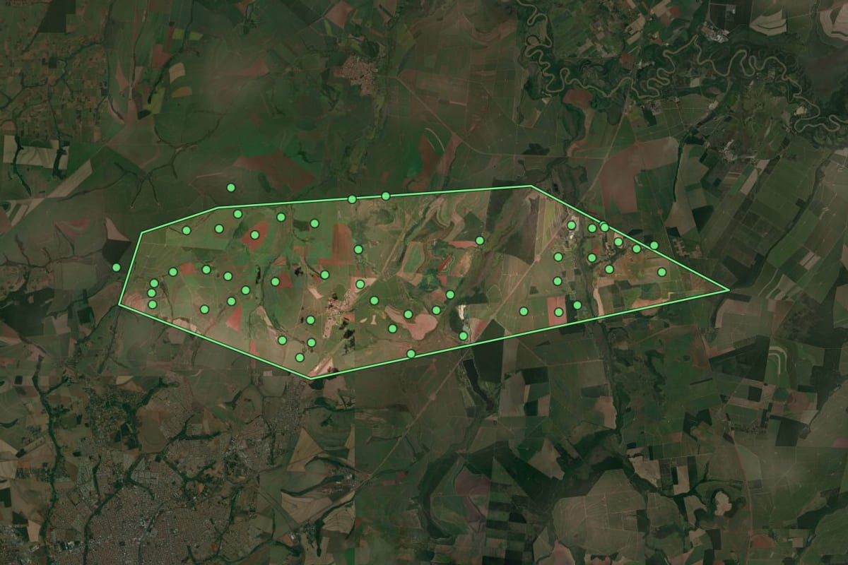 Imagem de satélite de Santa Lúcia (SP), com o contorno do município e a posição dos imóveis desta página.