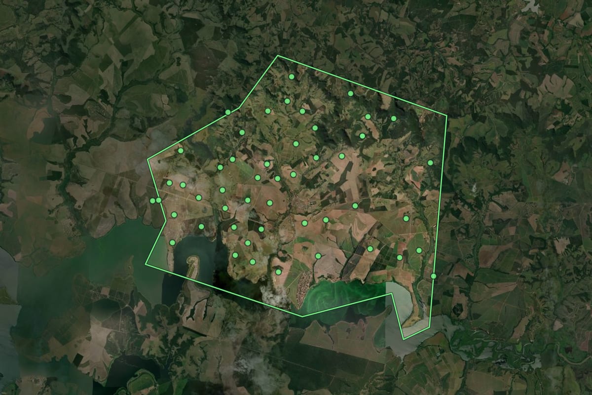 Imagem de satélite de Santa Maria da Serra (SP), com o contorno do município e a posição dos imóveis desta página.