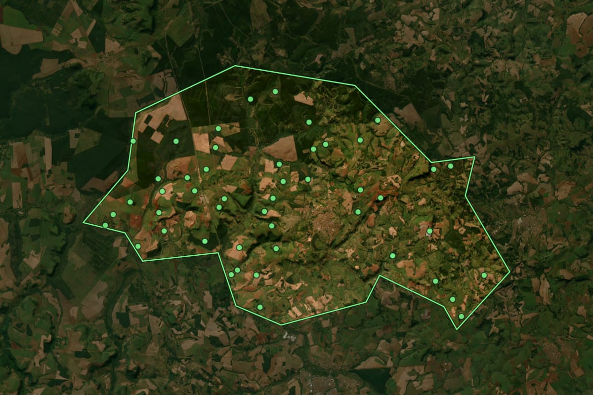 Imagem de satélite de Santa Rita do Passa Quatro (SP), com o contorno do município e a posição dos imóveis desta página.