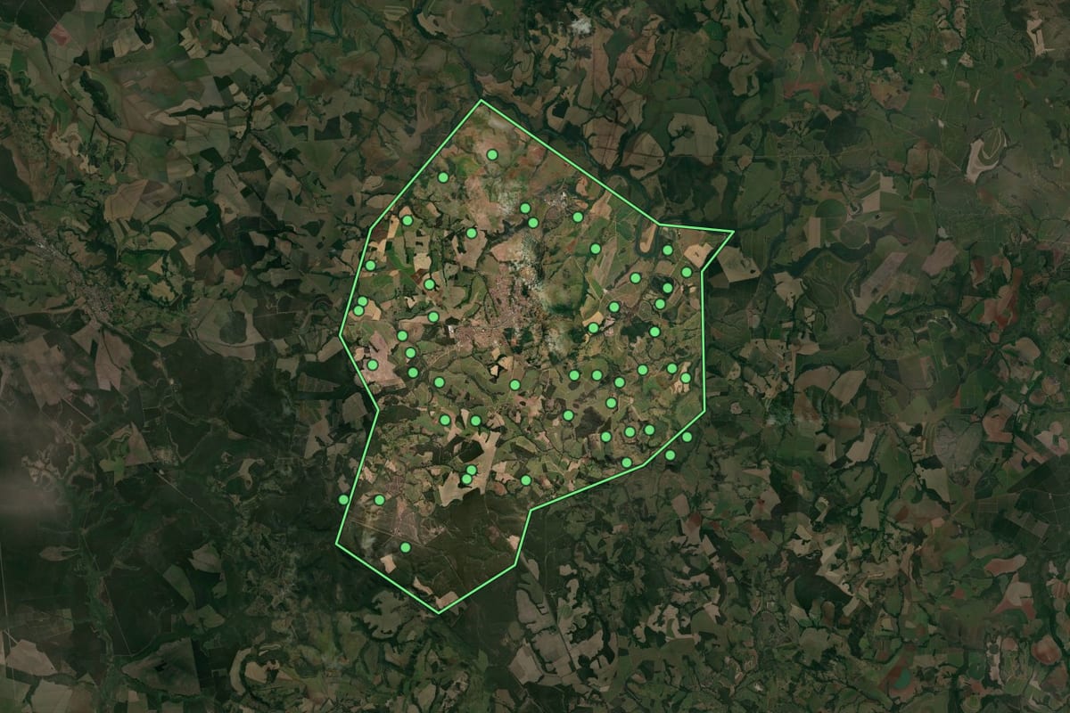 Imagem de satélite de Santa Rosa de Viterbo (SP), com o contorno do município e a posição dos imóveis desta página.