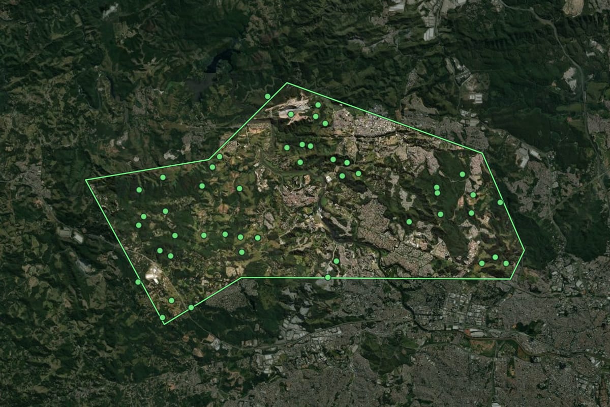 Imagem de satélite de Santana de Parnaíba (SP), com o contorno do município e a posição dos imóveis desta página.