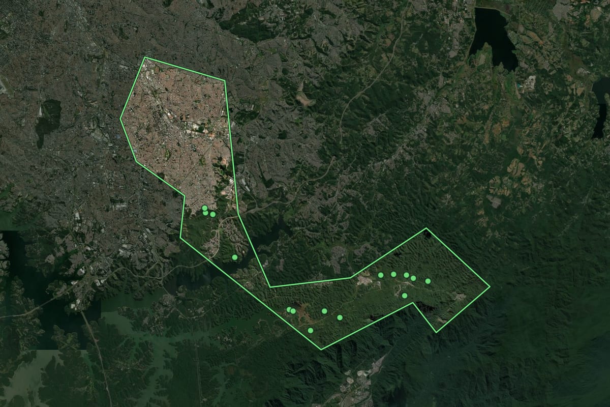Imagem de satélite de Santo André (SP), com o contorno do município e a posição dos imóveis desta página.