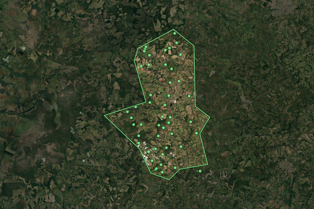 Imagem de satélite de Santo Antônio da Alegria (SP), com o contorno do município e a posição dos imóveis desta página.
