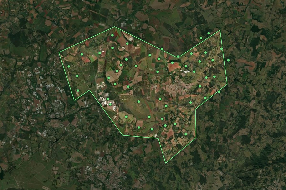 Imagem de satélite de Santo Antônio de Posse (SP), com o contorno do município e a posição dos imóveis desta página.