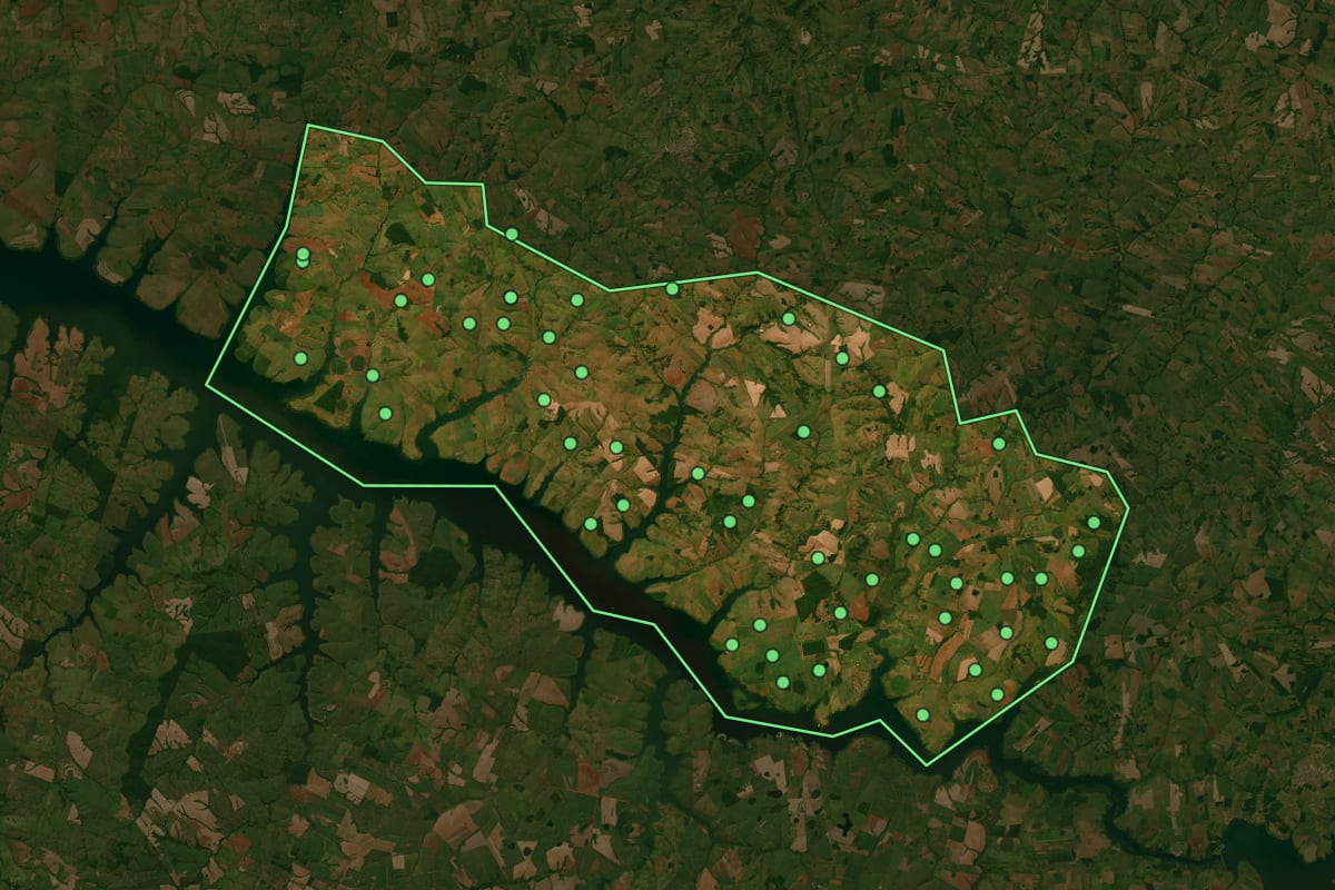 Imagem de satélite de Santo Antônio do Aracanguá (SP), com o contorno do município e a posição dos imóveis desta página.