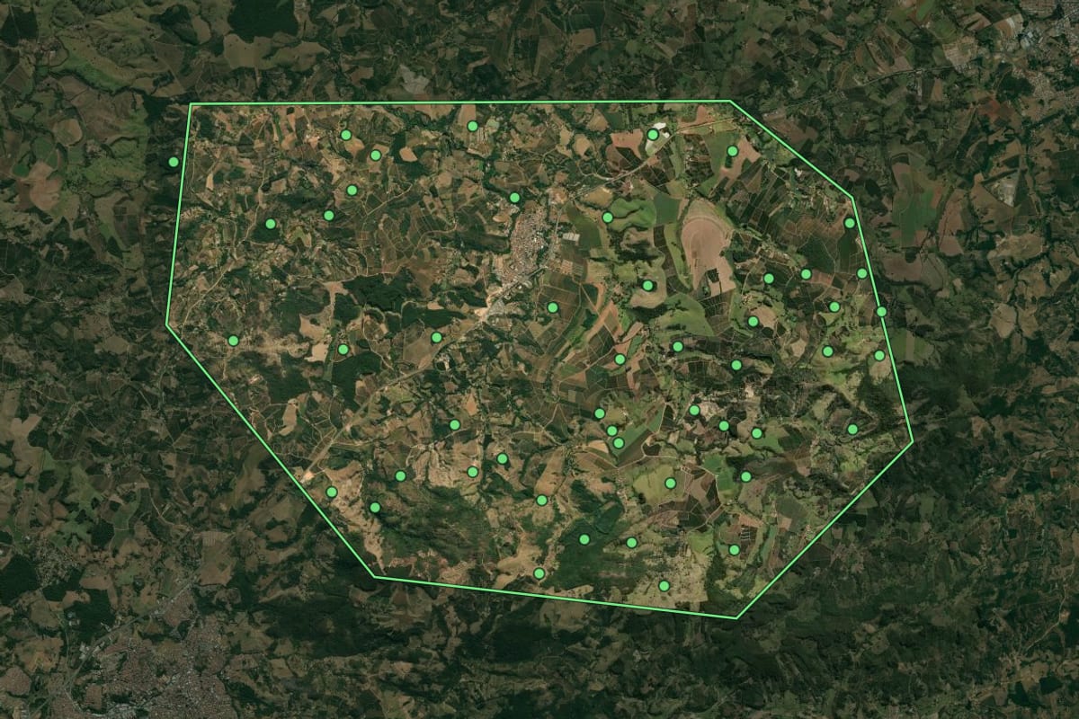 Imagem de satélite de Santo Antônio do Jardim (SP), com o contorno do município e a posição dos imóveis desta página.