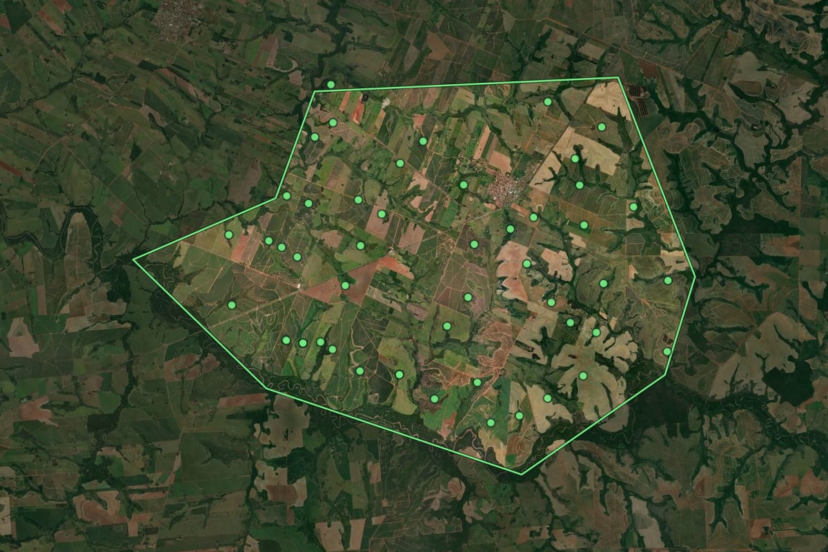 Imagem de satélite de Santópolis do Aguapeí (SP), com o contorno do município e a posição dos imóveis desta página.