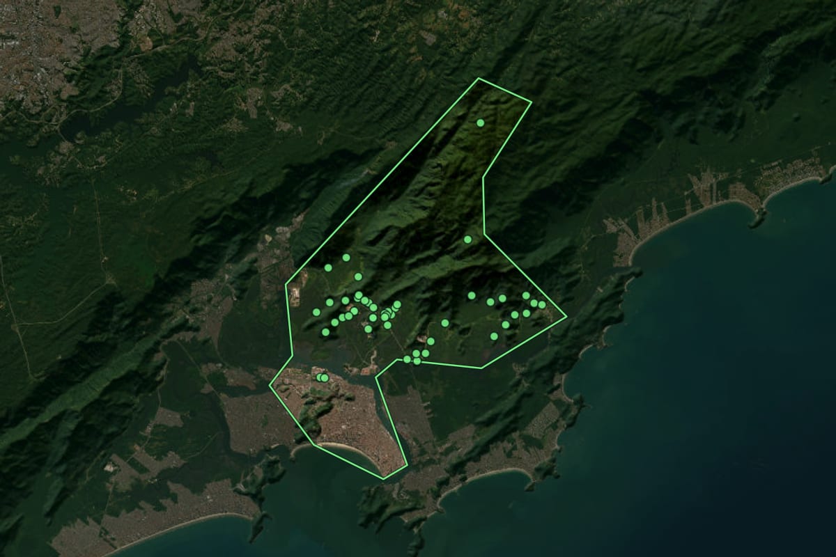 Imagem de satélite de Santos (SP), com o contorno do município e a posição dos imóveis desta página.
