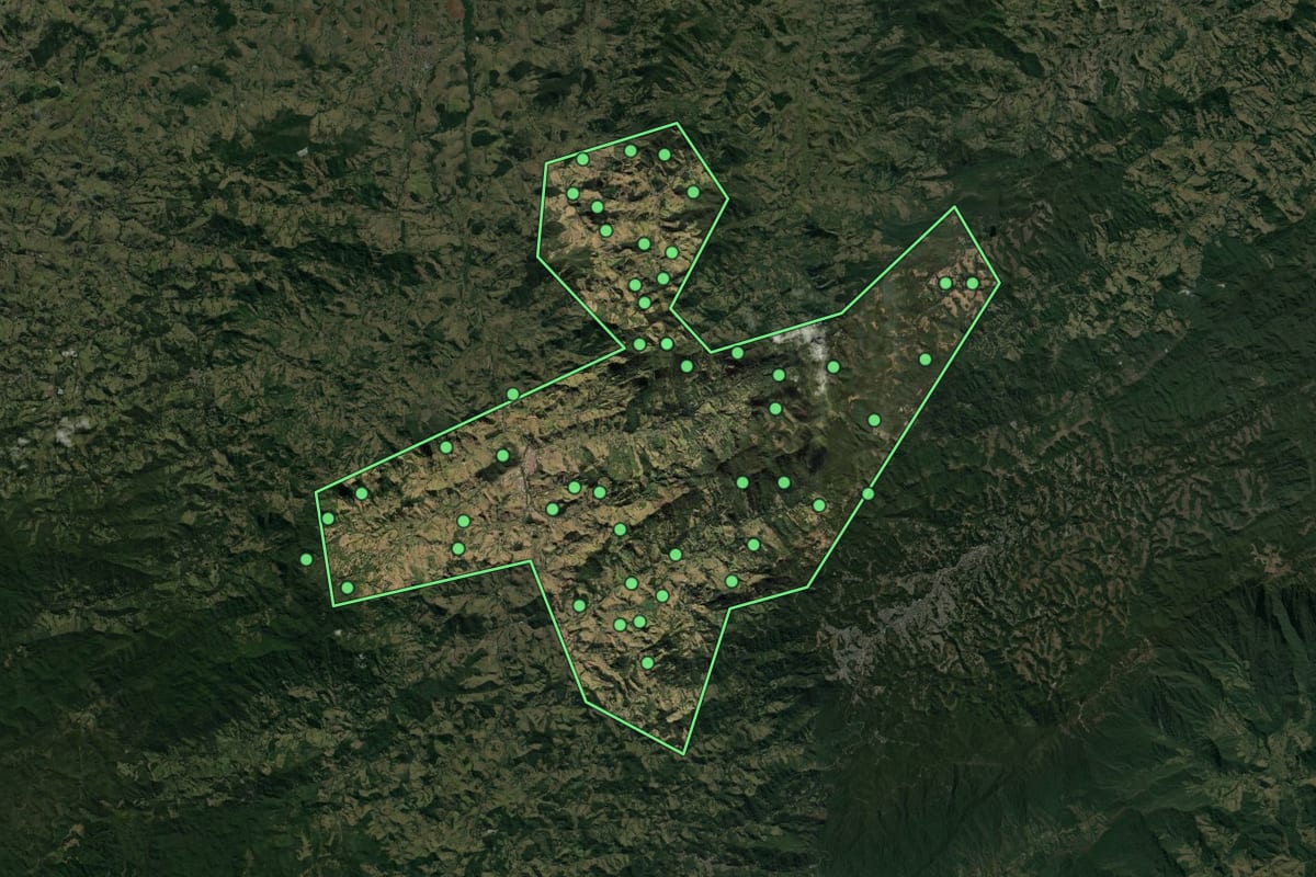 Imagem de satélite de São Bento do Sapucaí (SP), com o contorno do município e a posição dos imóveis desta página.