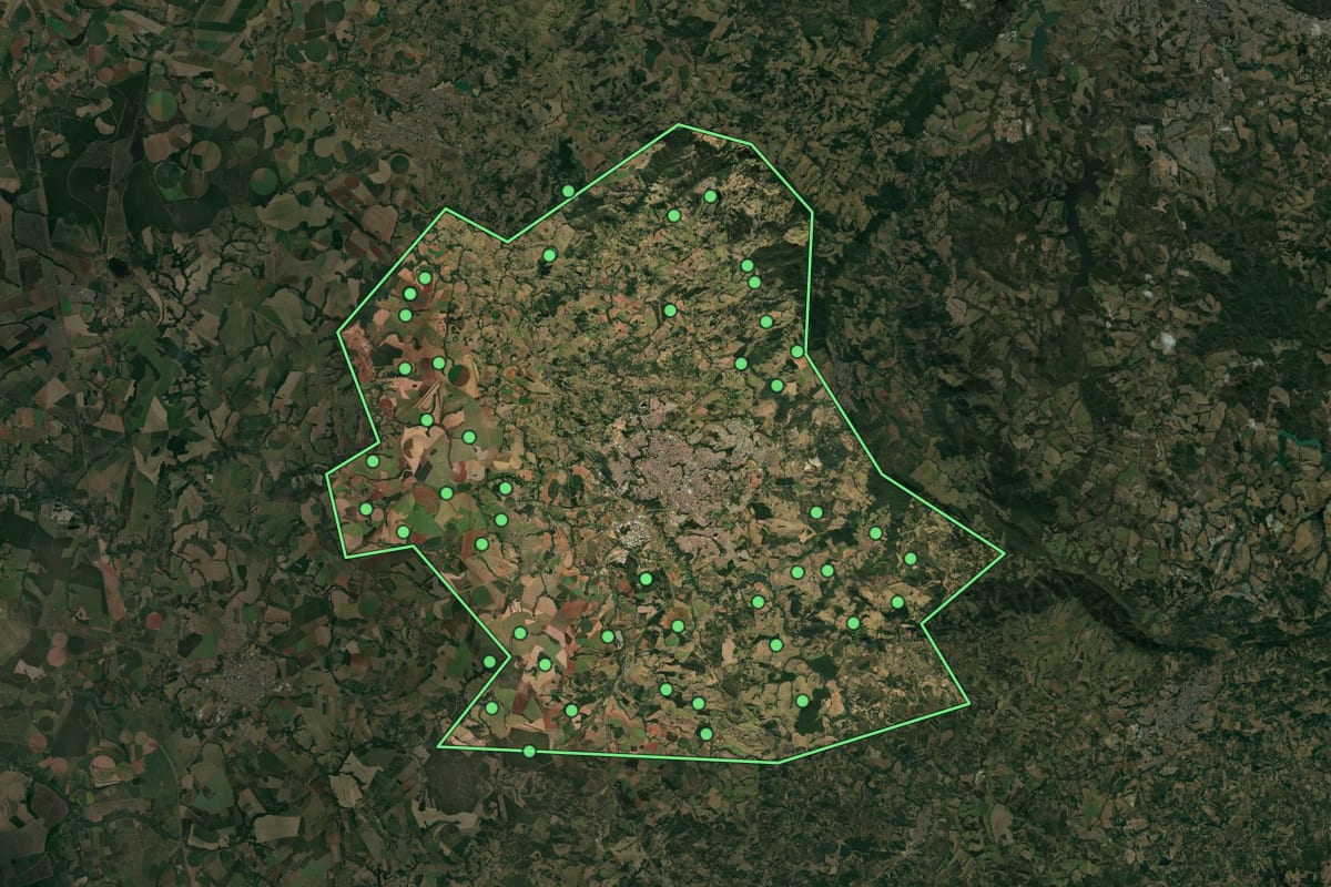 Imagem de satélite de São João da Boa Vista (SP), com o contorno do município e a posição dos imóveis desta página.