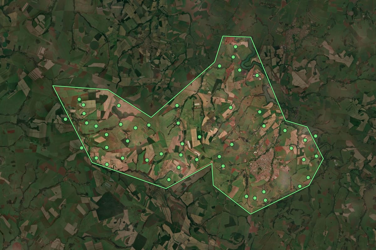 Imagem de satélite de São Joaquim da Barra (SP), com o contorno do município e a posição dos imóveis desta página.
