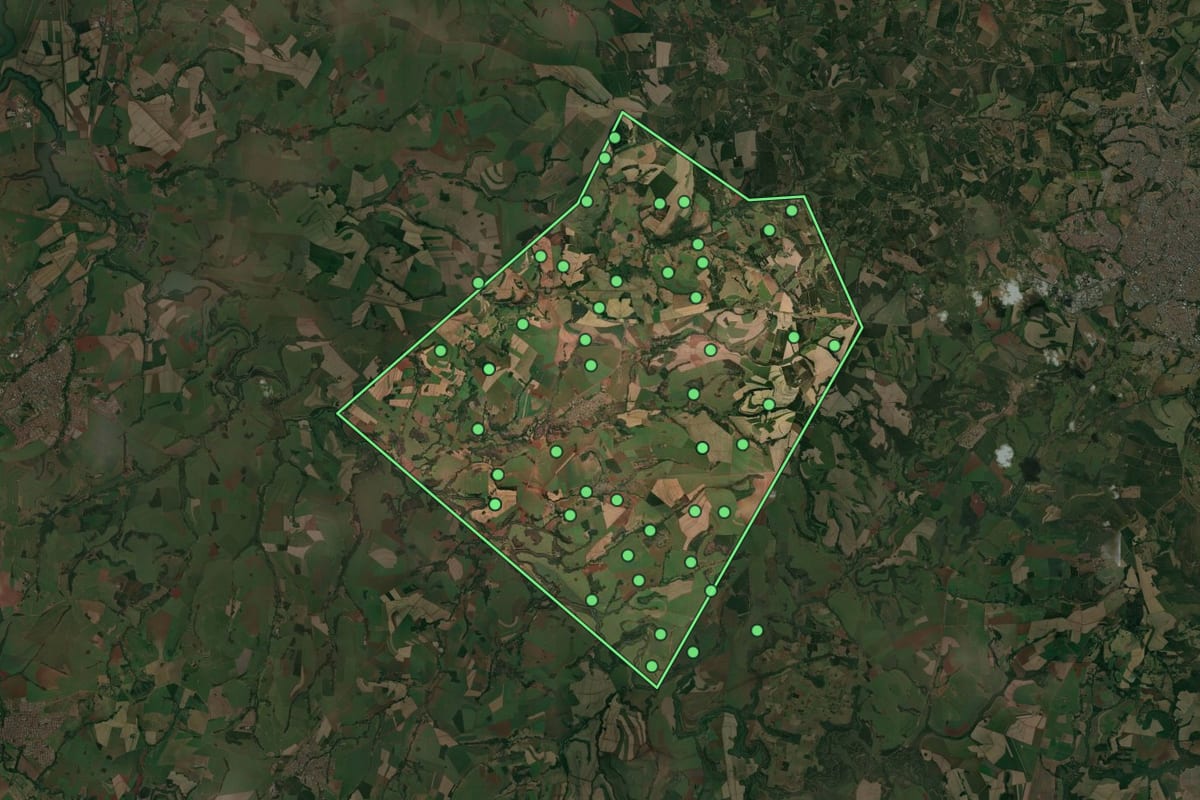Imagem de satélite de São José da Bela Vista (SP), com o contorno do município e a posição dos imóveis desta página.
