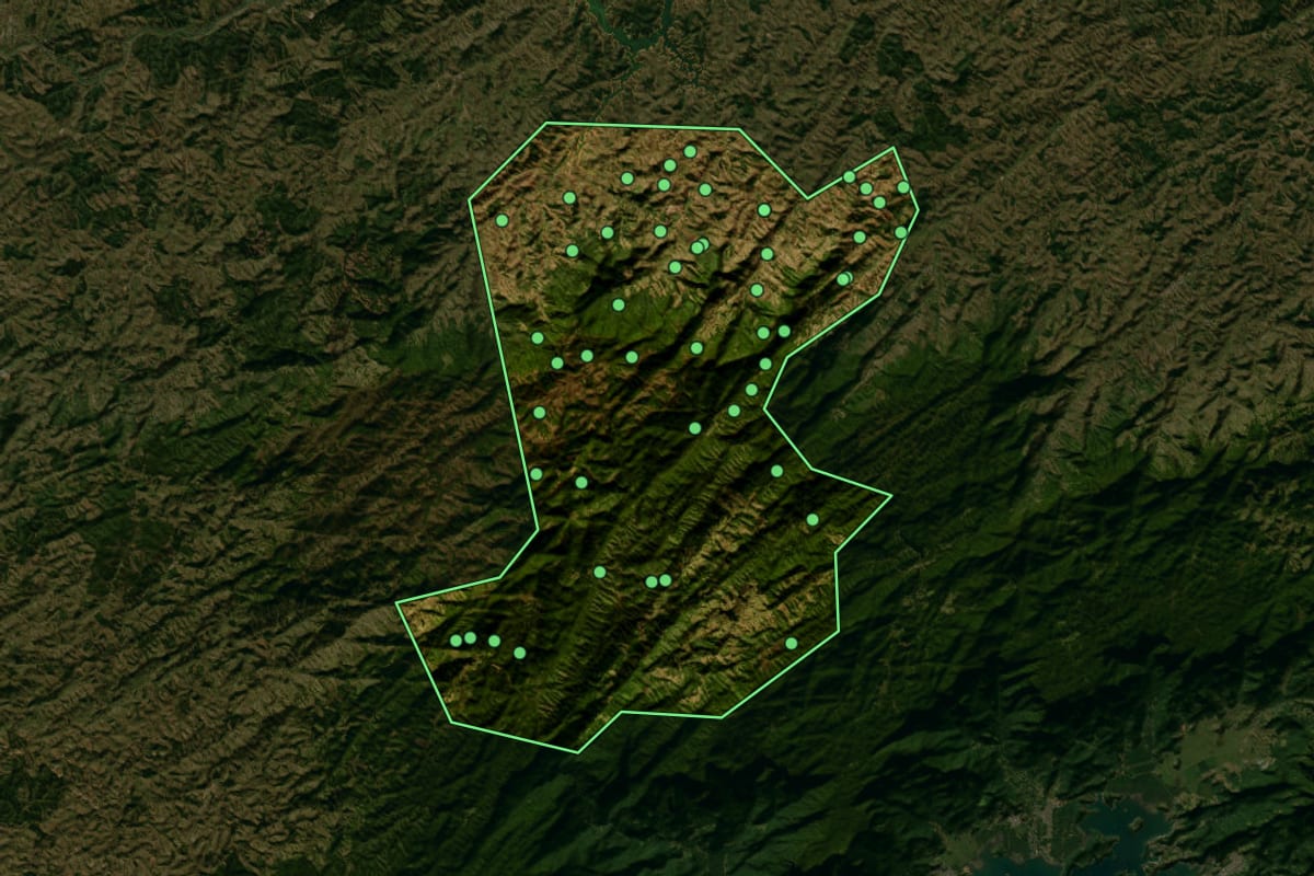 Imagem de satélite de São José do Barreiro (SP), com o contorno do município e a posição dos imóveis desta página.