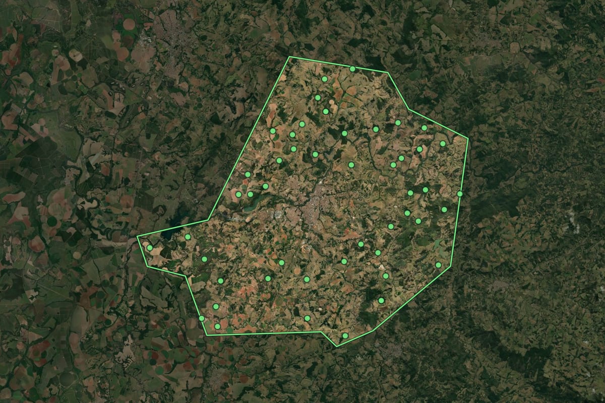 Imagem de satélite de São José do Rio Pardo (SP), com o contorno do município e a posição dos imóveis desta página.