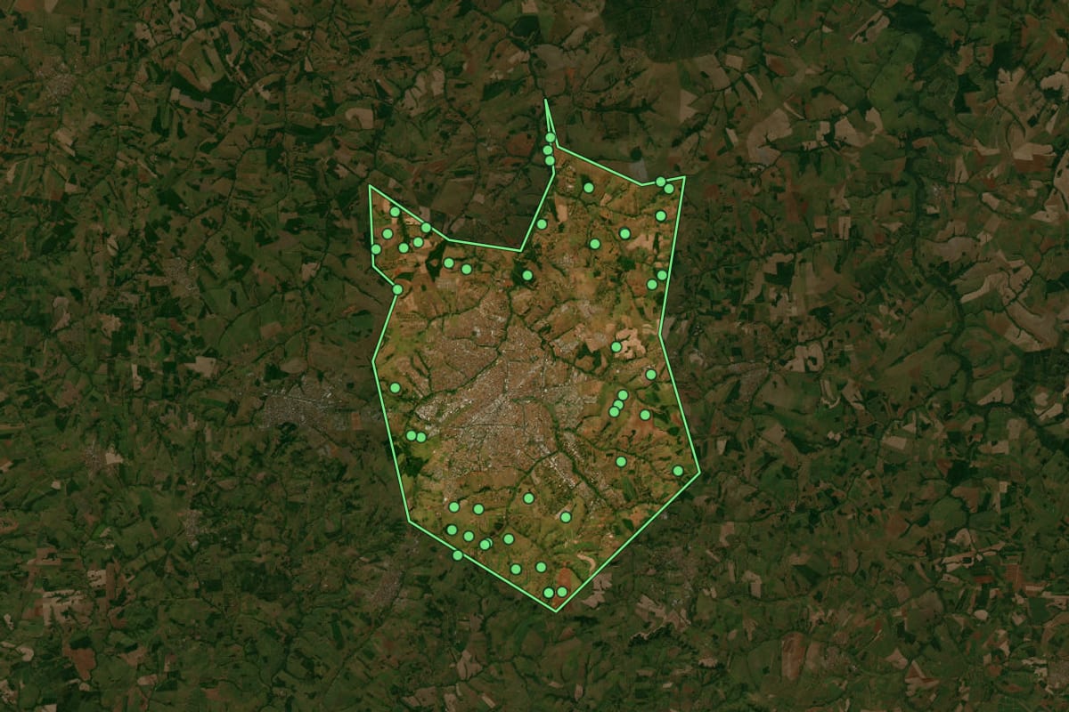 Imagem de satélite de São José do Rio Preto (SP), com o contorno do município e a posição dos imóveis desta página.