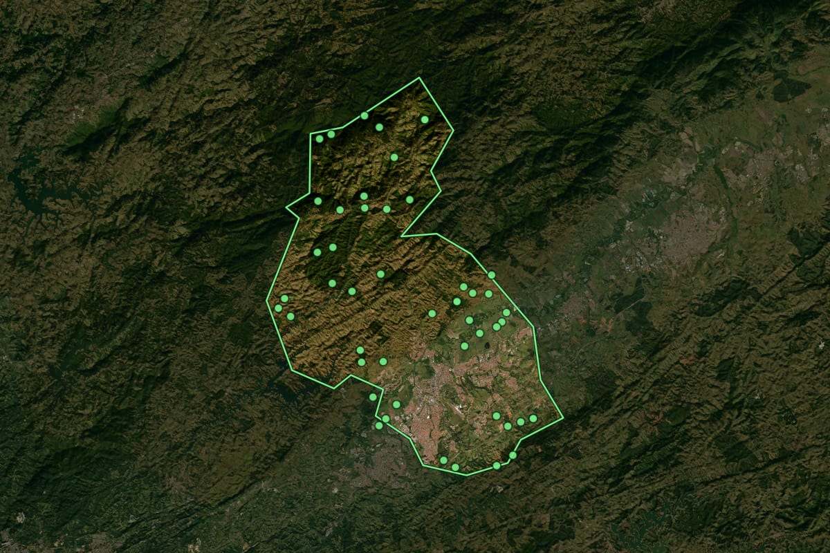 Imagem de satélite de São José dos Campos (SP), com o contorno do município e a posição dos imóveis desta página.