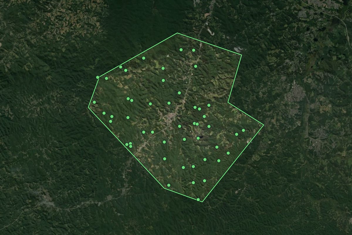 Imagem de satélite de São Lourenço da Serra (SP), com o contorno do município e a posição dos imóveis desta página.