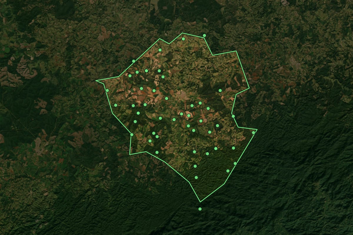 Imagem de satélite de São Miguel Arcanjo (SP), com o contorno do município e a posição dos imóveis desta página.