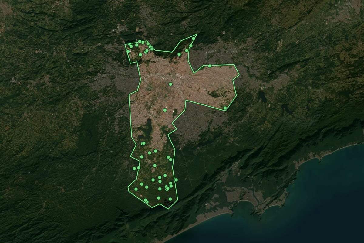 Imagem de satélite de São Paulo (SP), com o contorno do município e a posição dos imóveis desta página.