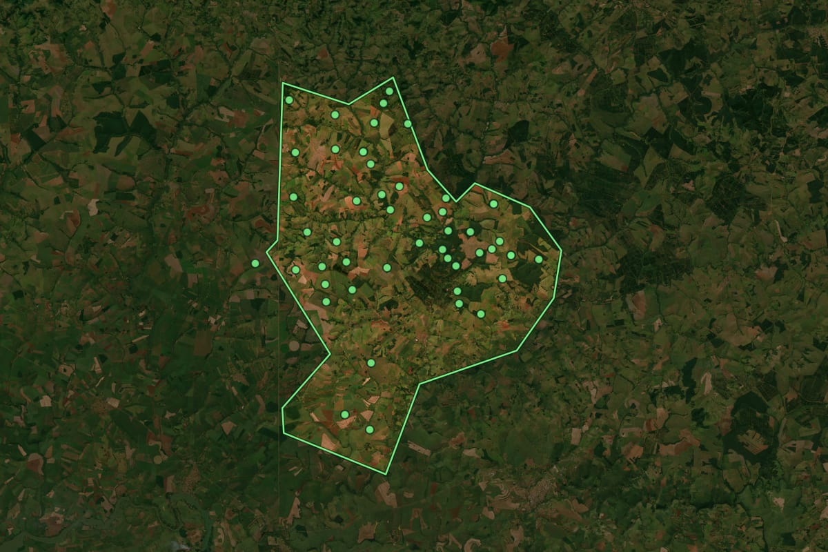 Imagem de satélite de São Pedro do Turvo (SP), com o contorno do município e a posição dos imóveis desta página.