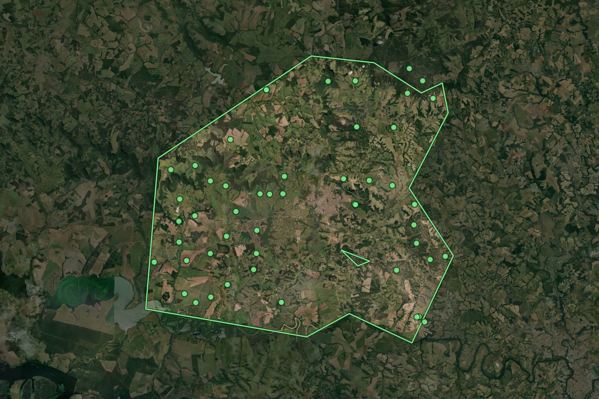 Imagem de satélite de São Pedro (SP), com o contorno do município e a posição dos imóveis desta página.