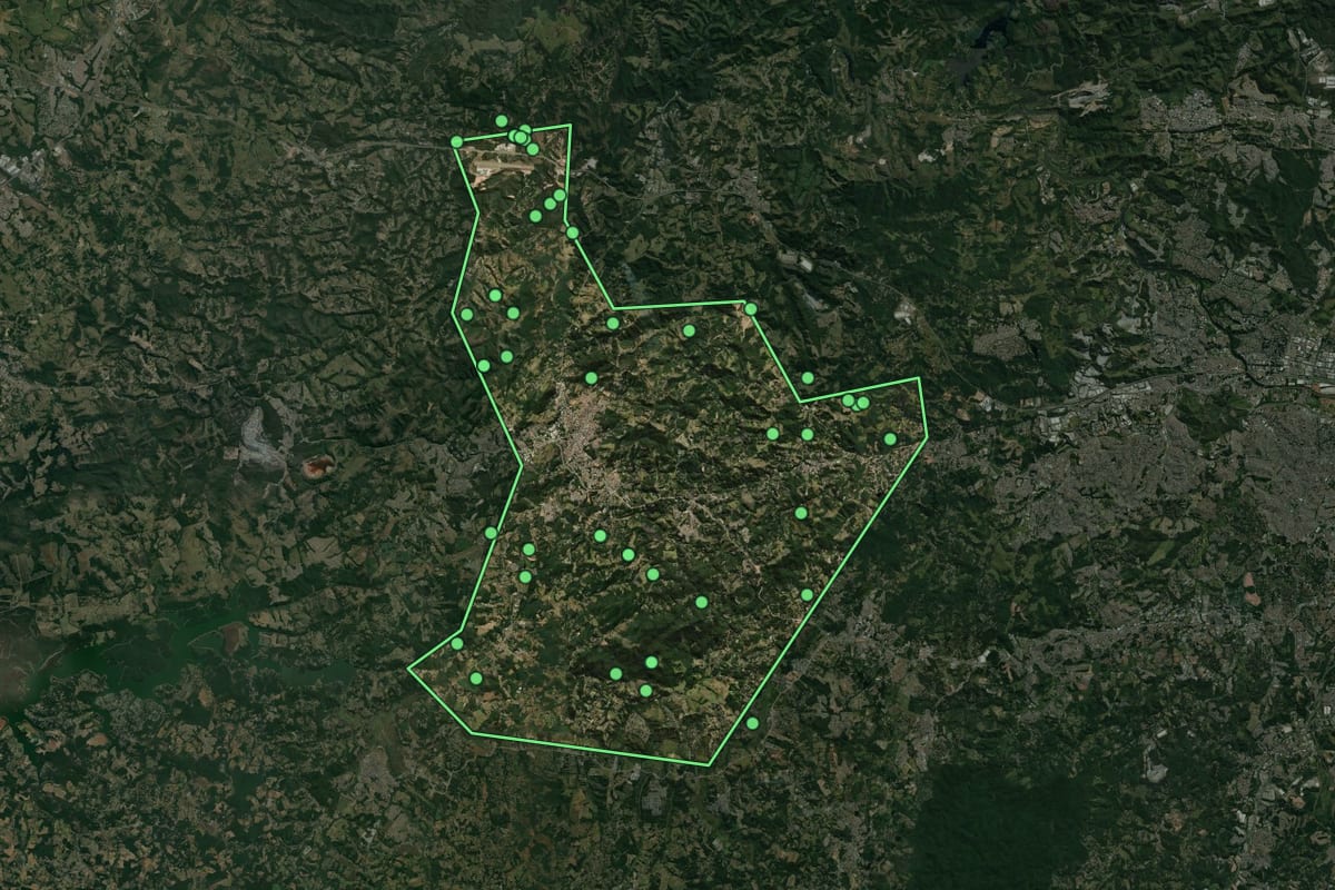 Imagem de satélite de São Roque (SP), com o contorno do município e a posição dos imóveis desta página.
