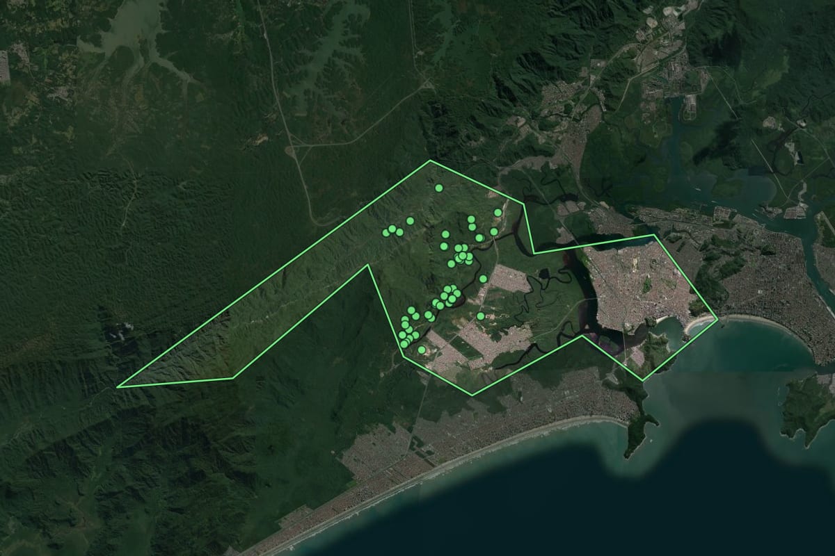 Imagem de satélite de São Vicente (SP), com o contorno do município e a posição dos imóveis desta página.