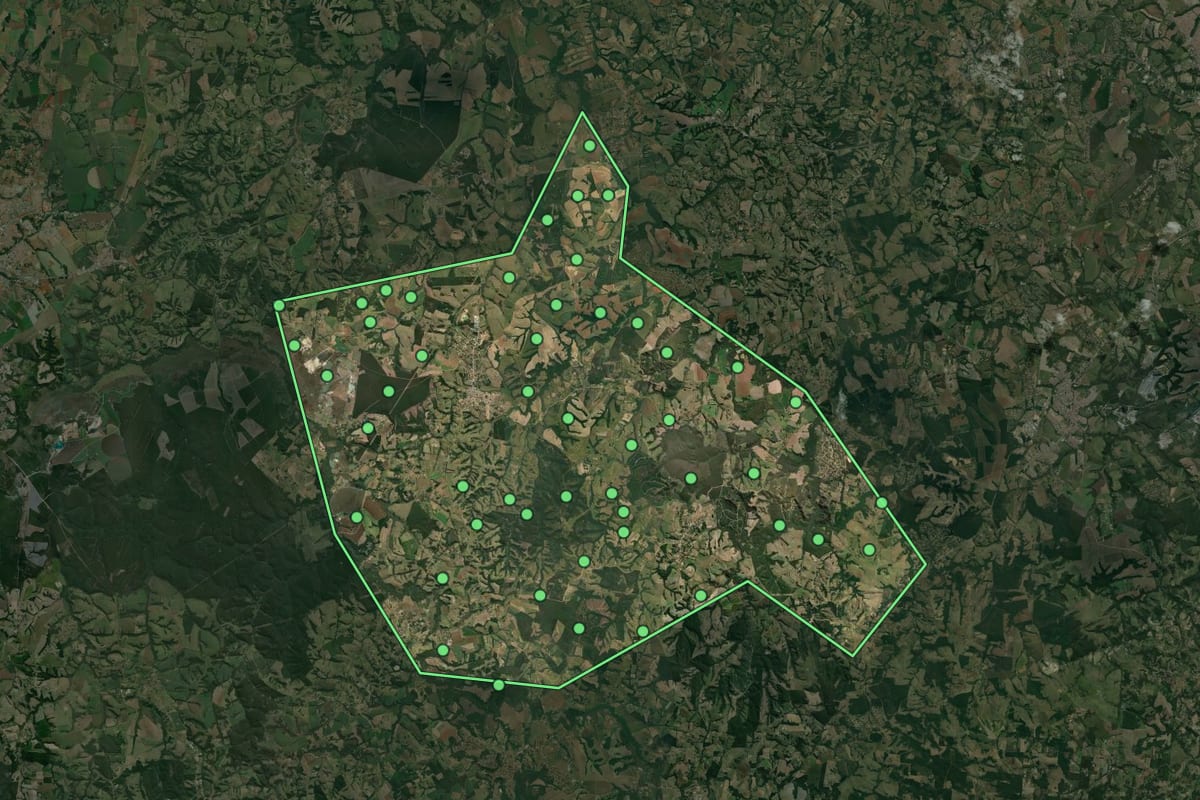 Imagem de satélite de Sarapuí (SP), com o contorno do município e a posição dos imóveis desta página.