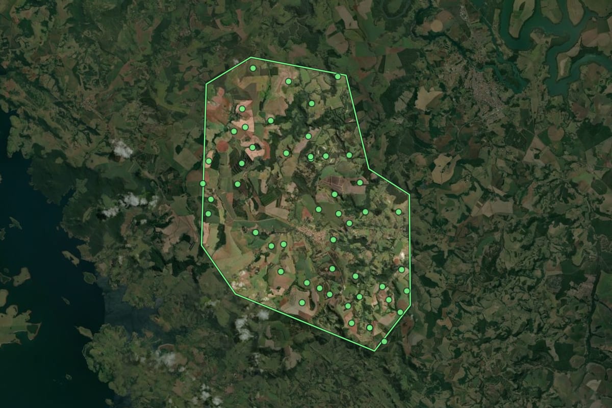 Imagem de satélite de Sarutaiá (SP), com o contorno do município e a posição dos imóveis desta página.