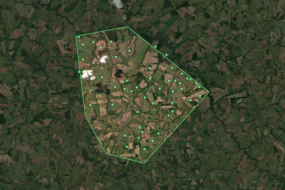 Imagem de satélite de Sebastianópolis do Sul (SP), com o contorno do município e a posição dos imóveis desta página.