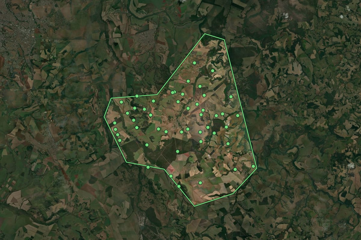 Imagem de satélite de Serra Azul (SP), com o contorno do município e a posição dos imóveis desta página.