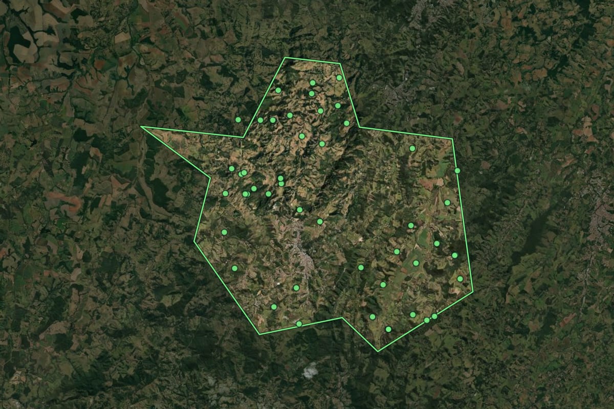 Imagem de satélite de Serra Negra (SP), com o contorno do município e a posição dos imóveis desta página.