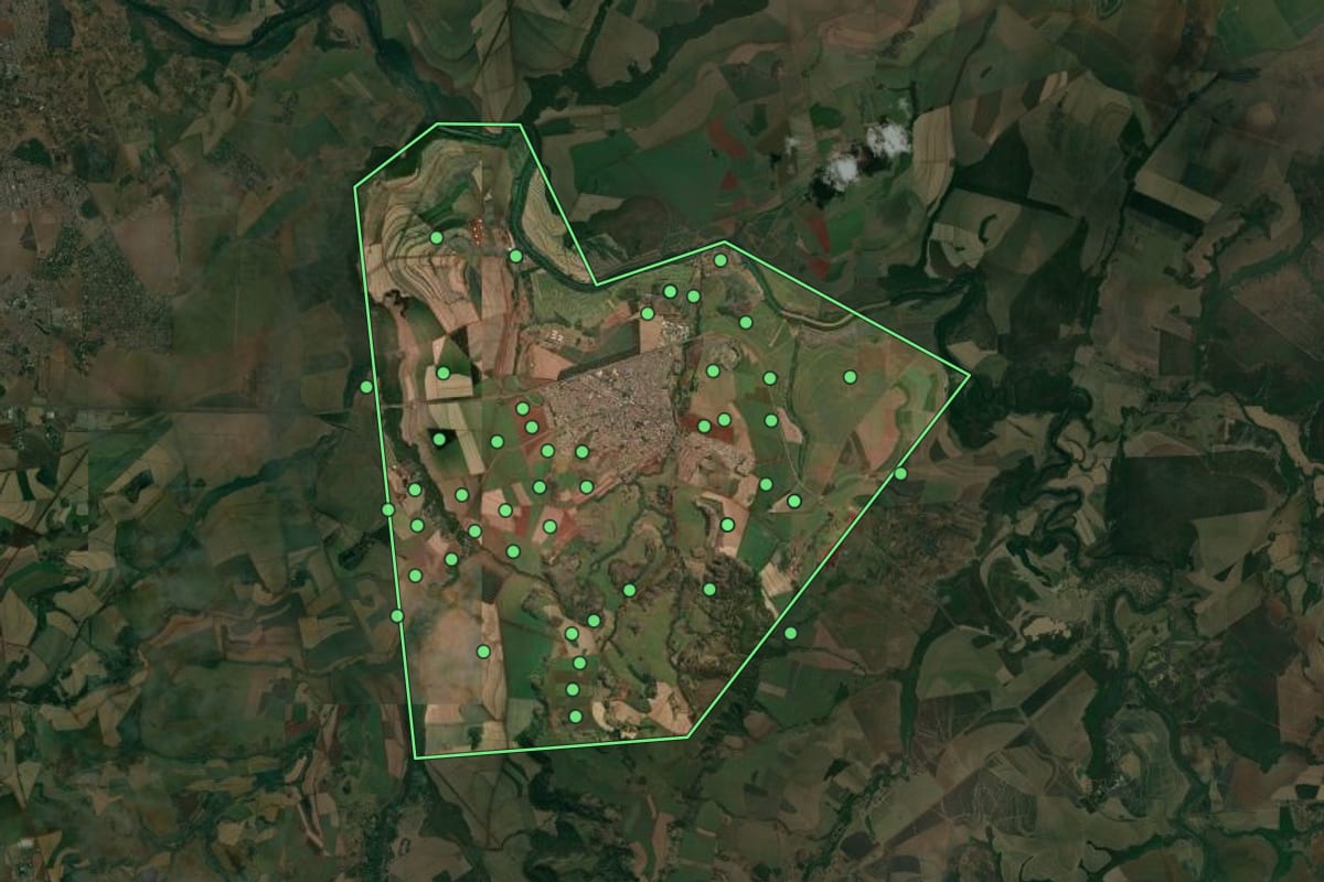 Imagem de satélite de Serrana (SP), com o contorno do município e a posição dos imóveis desta página.