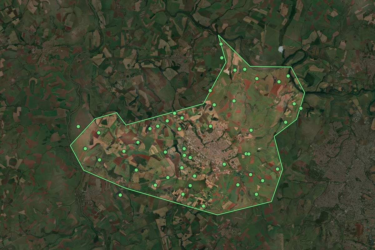 Imagem de satélite de Sertãozinho (SP), com o contorno do município e a posição dos imóveis desta página.