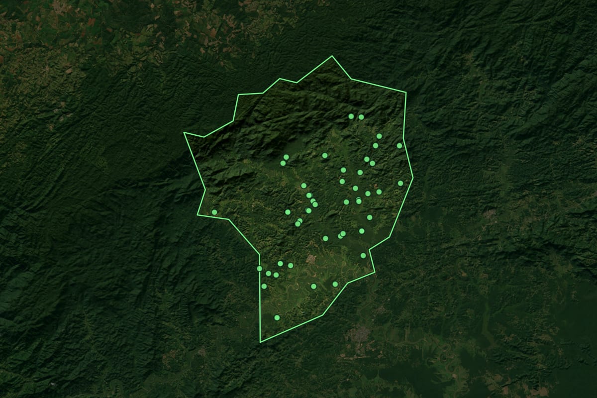Imagem de satélite de Sete Barras (SP), com o contorno do município e a posição dos imóveis desta página.
