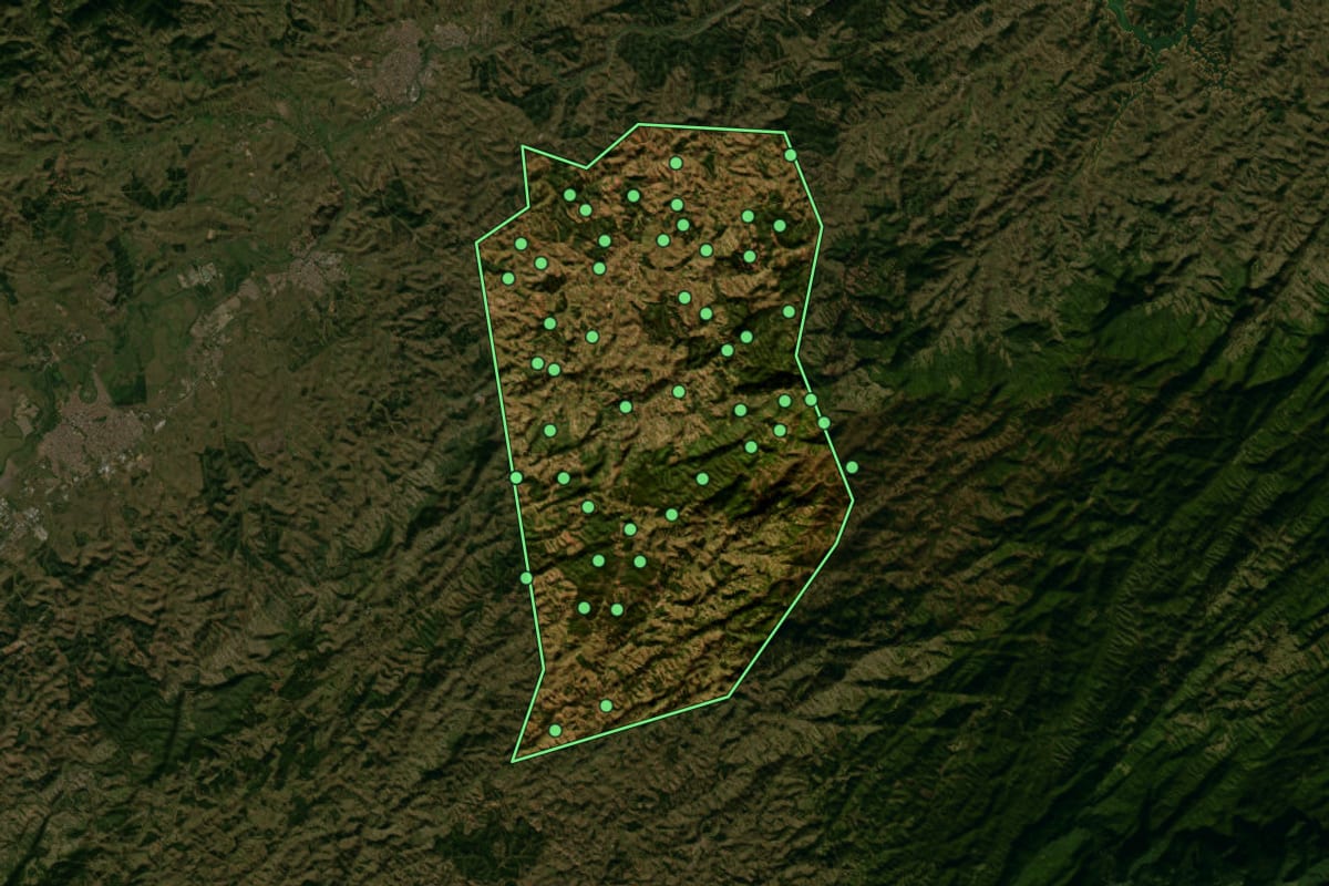 Imagem de satélite de Silveiras (SP), com o contorno do município e a posição dos imóveis desta página.
