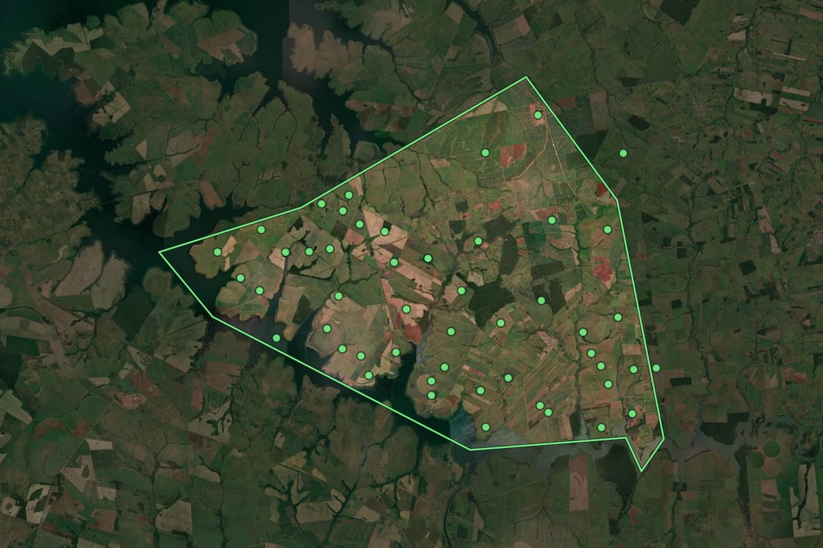 Imagem de satélite de Suzanápolis (SP), com o contorno do município e a posição dos imóveis desta página.