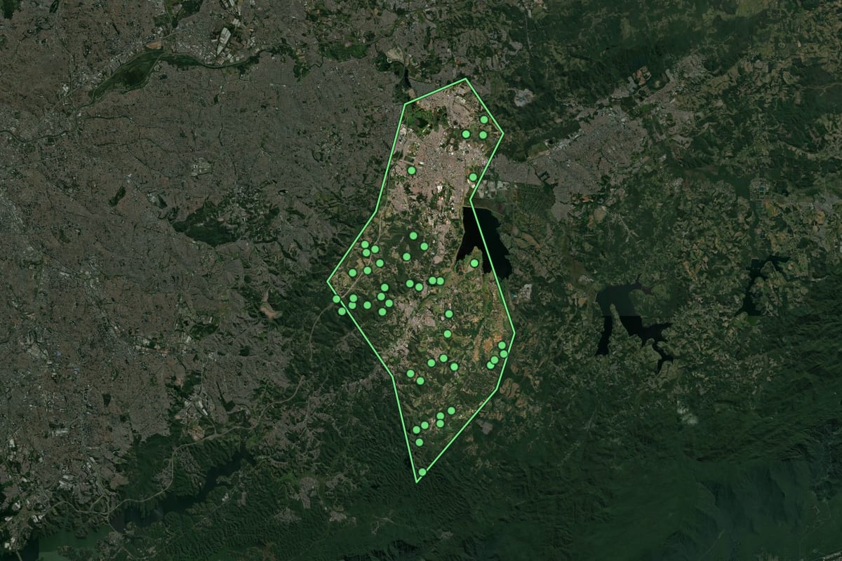 Imagem de satélite de Suzano (SP), com o contorno do município e a posição dos imóveis desta página.