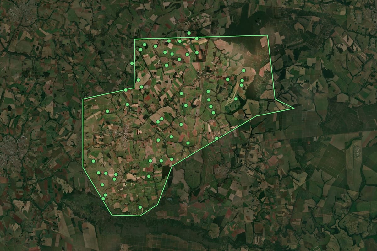 Imagem de satélite de Tabatinga (SP), com o contorno do município e a posição dos imóveis desta página.