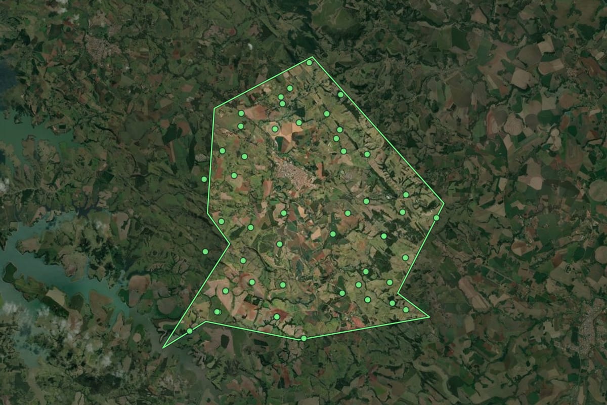 Imagem de satélite de Taguaí (SP), com o contorno do município e a posição dos imóveis desta página.
