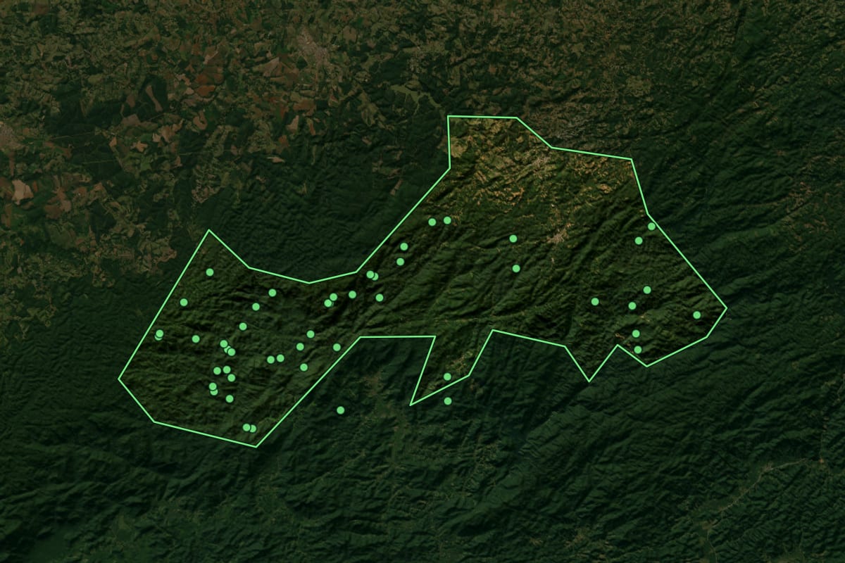 Imagem de satélite de Tapiraí (SP), com o contorno do município e a posição dos imóveis desta página.