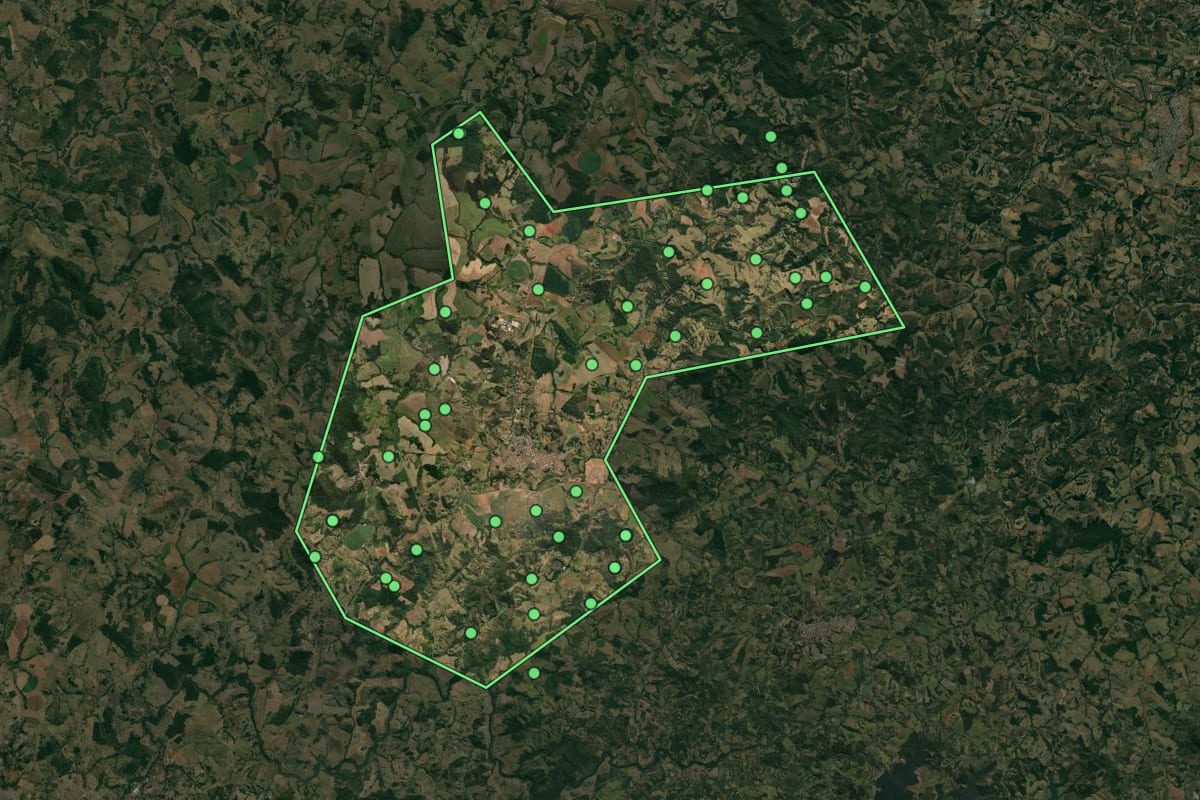 Imagem de satélite de Tapiratiba (SP), com o contorno do município e a posição dos imóveis desta página.