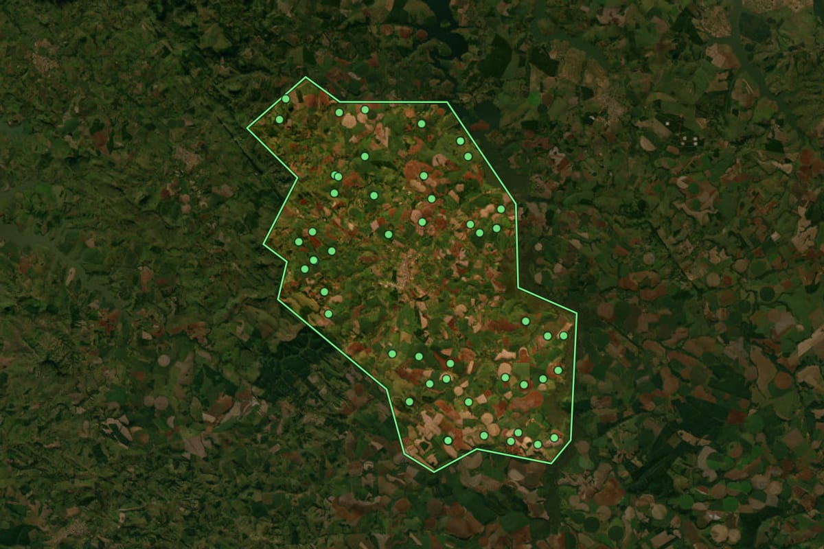 Imagem de satélite de Taquarituba (SP), com o contorno do município e a posição dos imóveis desta página.